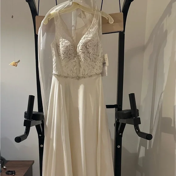 Elegant Cream Lace Wedding Dress - Picture 2 of 14